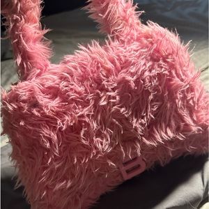 Pink Hourglass faux fur crossbody bag
Never worn comes with cover up bag cover